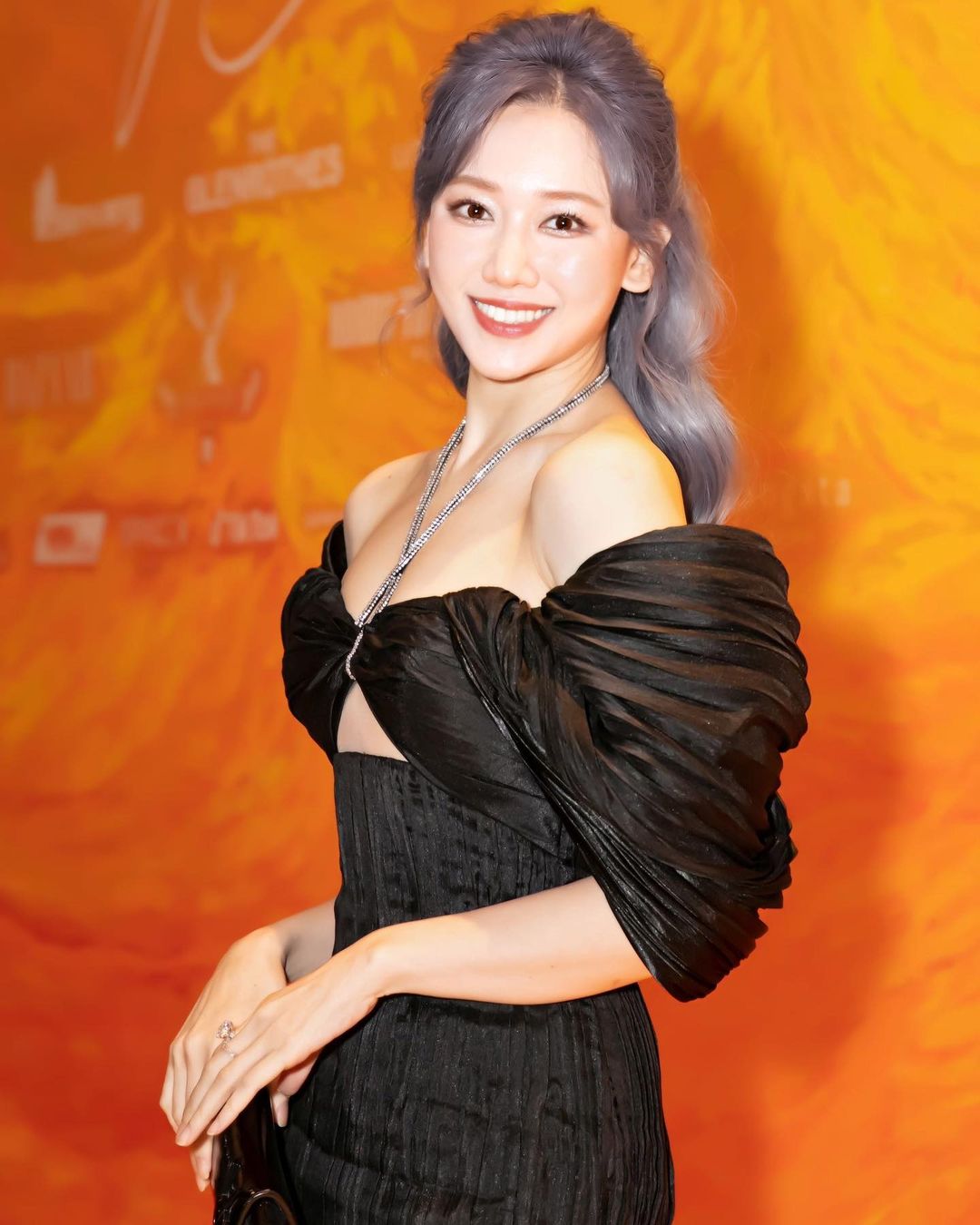 Ngoài việc đầu tư thời gian và không ít tiền bạc cho các công nghệ làm đẹp tân tiến, Hari Won còn nhấn mạnh việc chăm sóc da tại nhà hàng ngày vẫn đóng vai trò quan trọng.