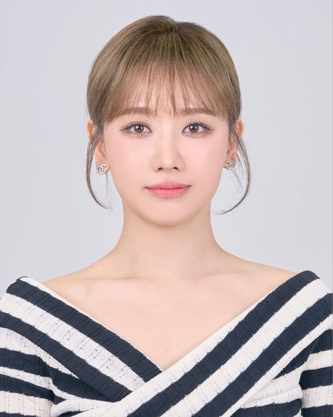 Dù đã 38 tuổi nhưng da của vợ Trấn Thành không có nhiều dấu hiệu lão hóa mà vẫn căng bóng mịn màng.