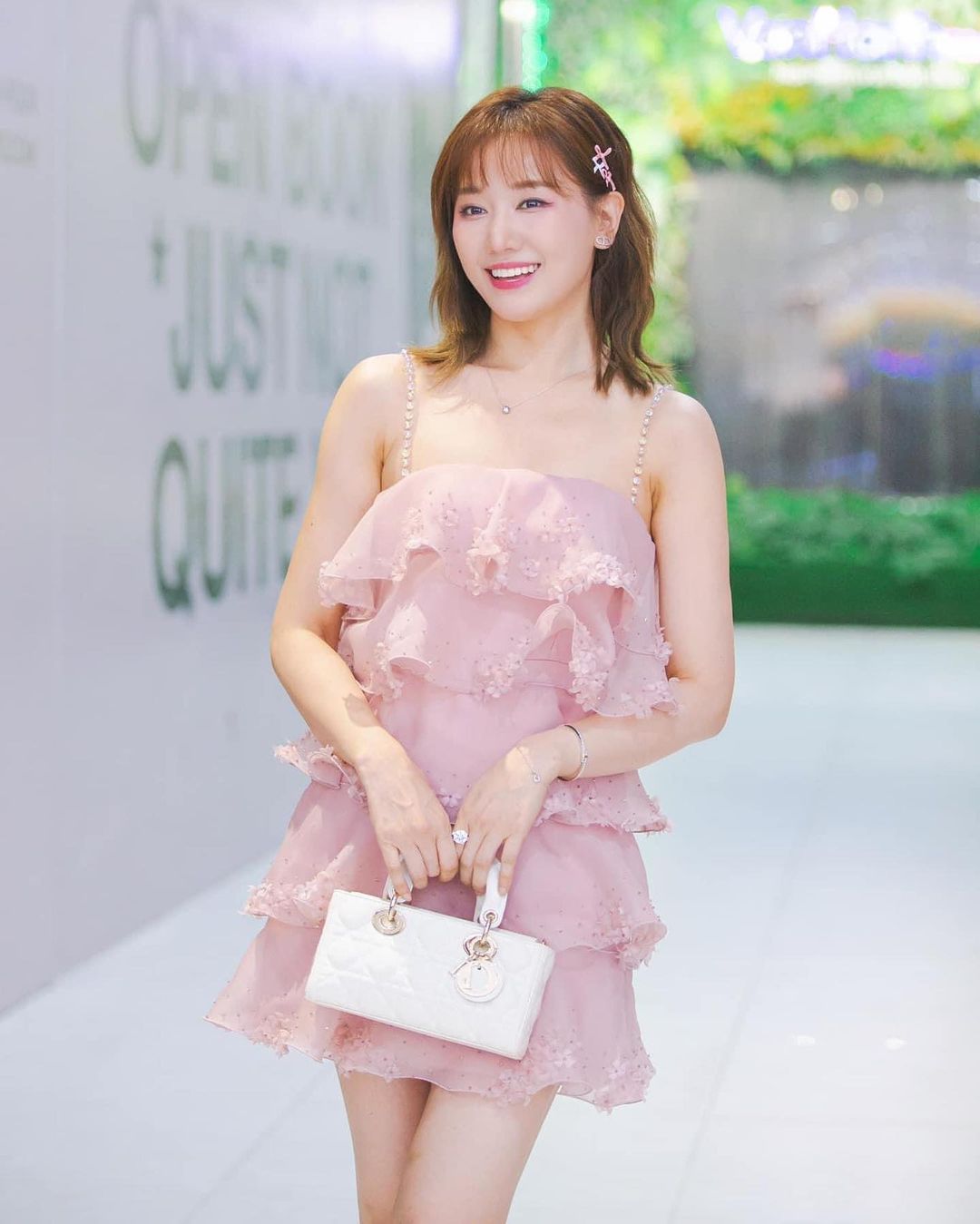 Hari Won cũng cho biết dù bận rộn mấy cô cũng không bỏ qua bước chống nắng, bởi tác hại từ tia UV là một trong những tác nhân lớn đẩy nhanh tốc độ lão hóa da, khiến tiền bạc công sức skincare 'đổ sông, đổ bể'.