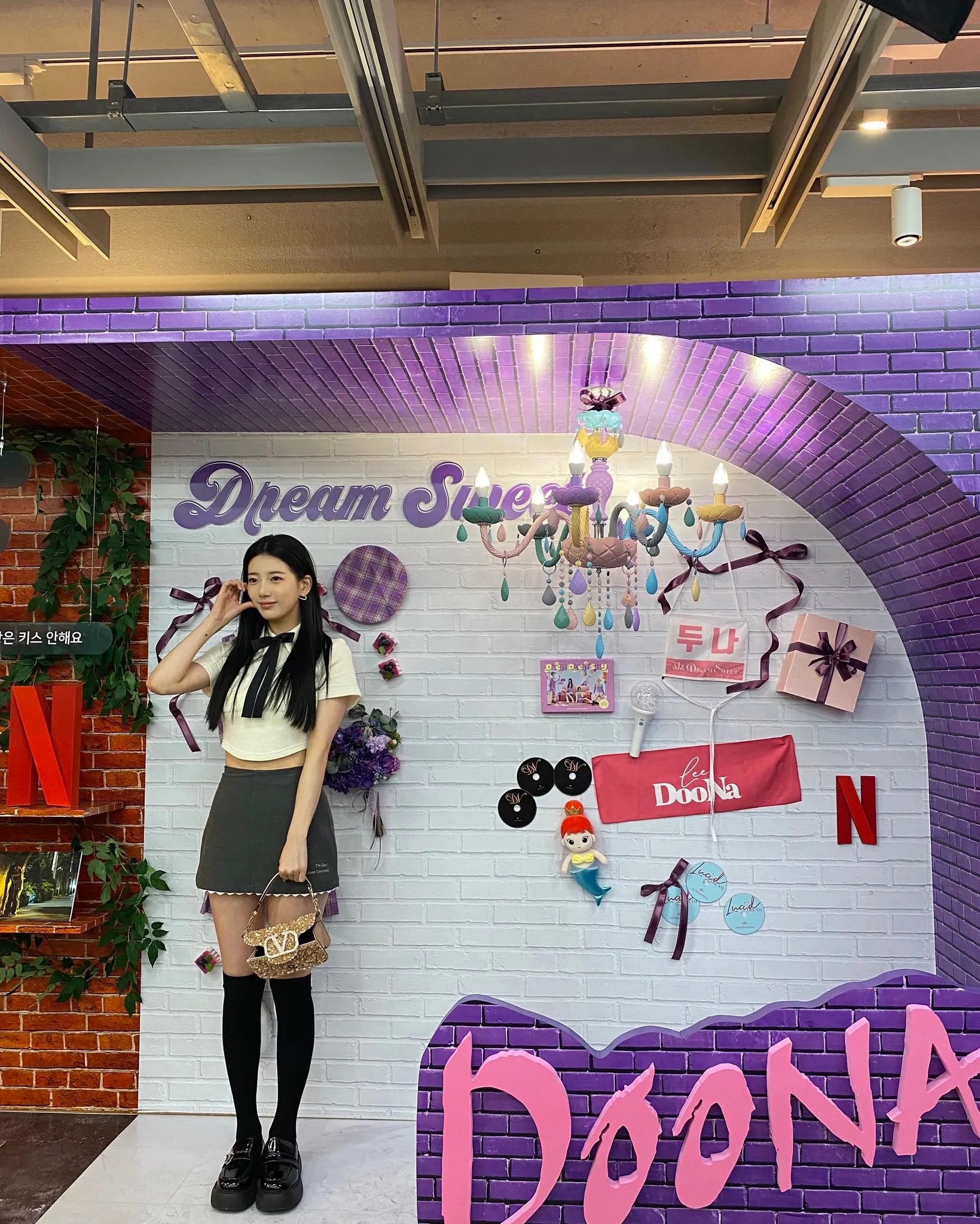 Cũng diện chân váy ngắn nhưng nếu Suzy chọn mẫu cạp cao hoặc trễ vừa phải, mix cùng áo dáng lửng phía trên thì dù có diện giày bệt trông vẫn cao ráo, thanh mảnh