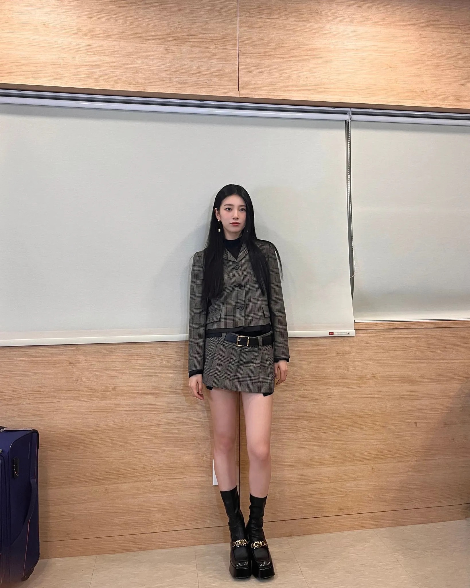 Ở set đồ này Suzy cũng khéo léo mix áo vest lửng và chân váy ngắn kéo dài đôi chân