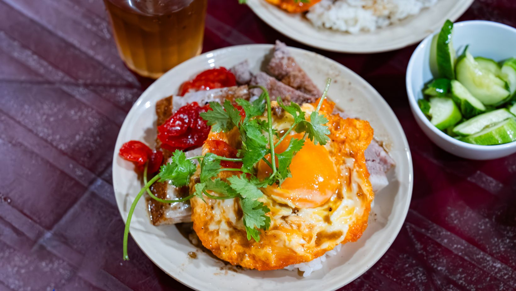 Khách xếp hàng, lấy số chờ ăn xôi thịt má đào ở Hà Nội