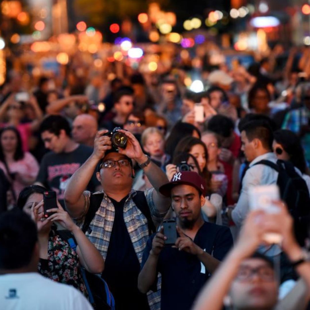 HÀNG NGÀN NGƯỜI SỮNG SỜ TRƯỚC QUẢ CẦU LỬA RỰC RỠ XUẤT HIỆN TẠI MANHATTAN