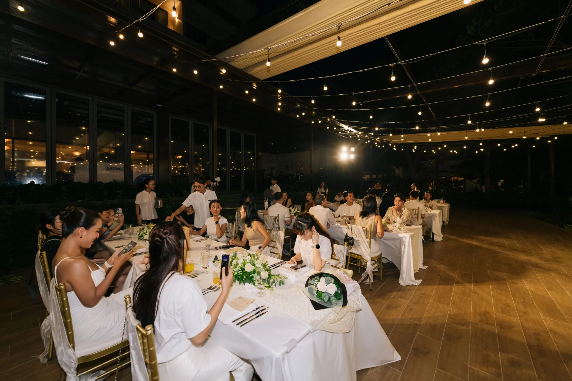 Không gian tiệc tối vô cùng ấm cúng cùng các khách mời tại Meliá Hồ Tràm