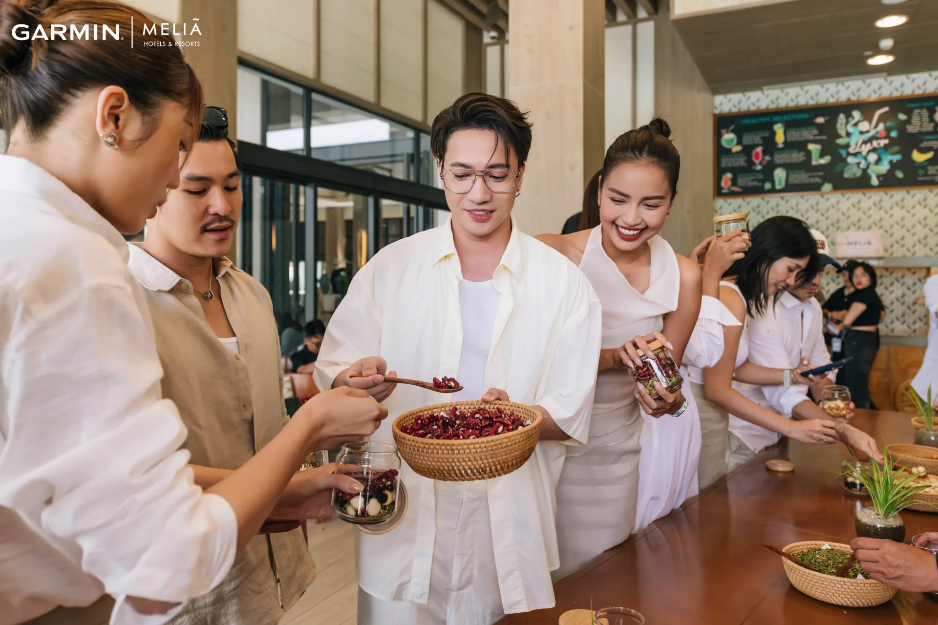 Các khách mời được trực tiếp lựa chọn cho mình “món ăn dinh dưỡng”