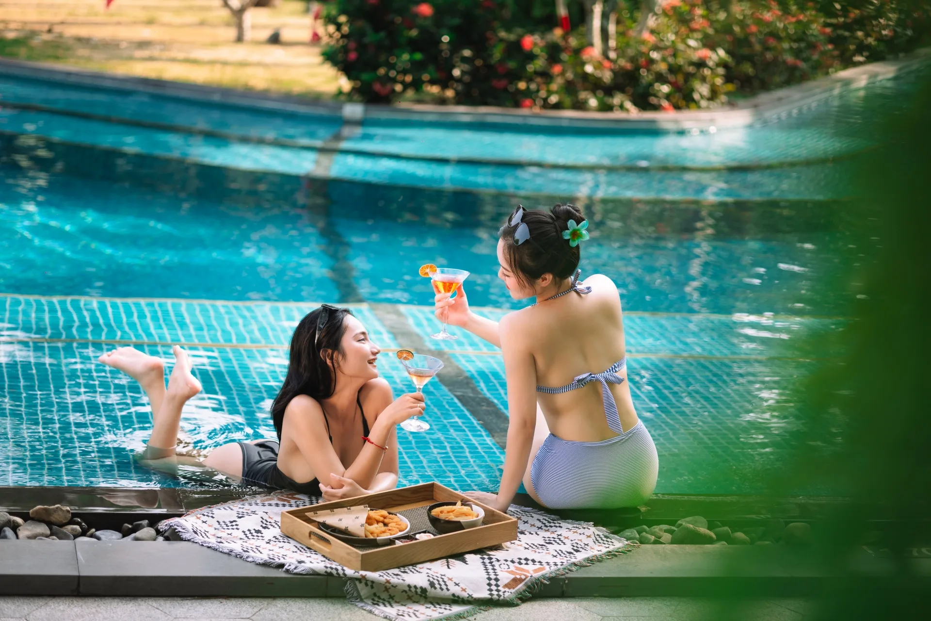Bể bơi rộng rãi, không gian riêng tư là nơi thích hợp cho các cặp đôi trò chuyện