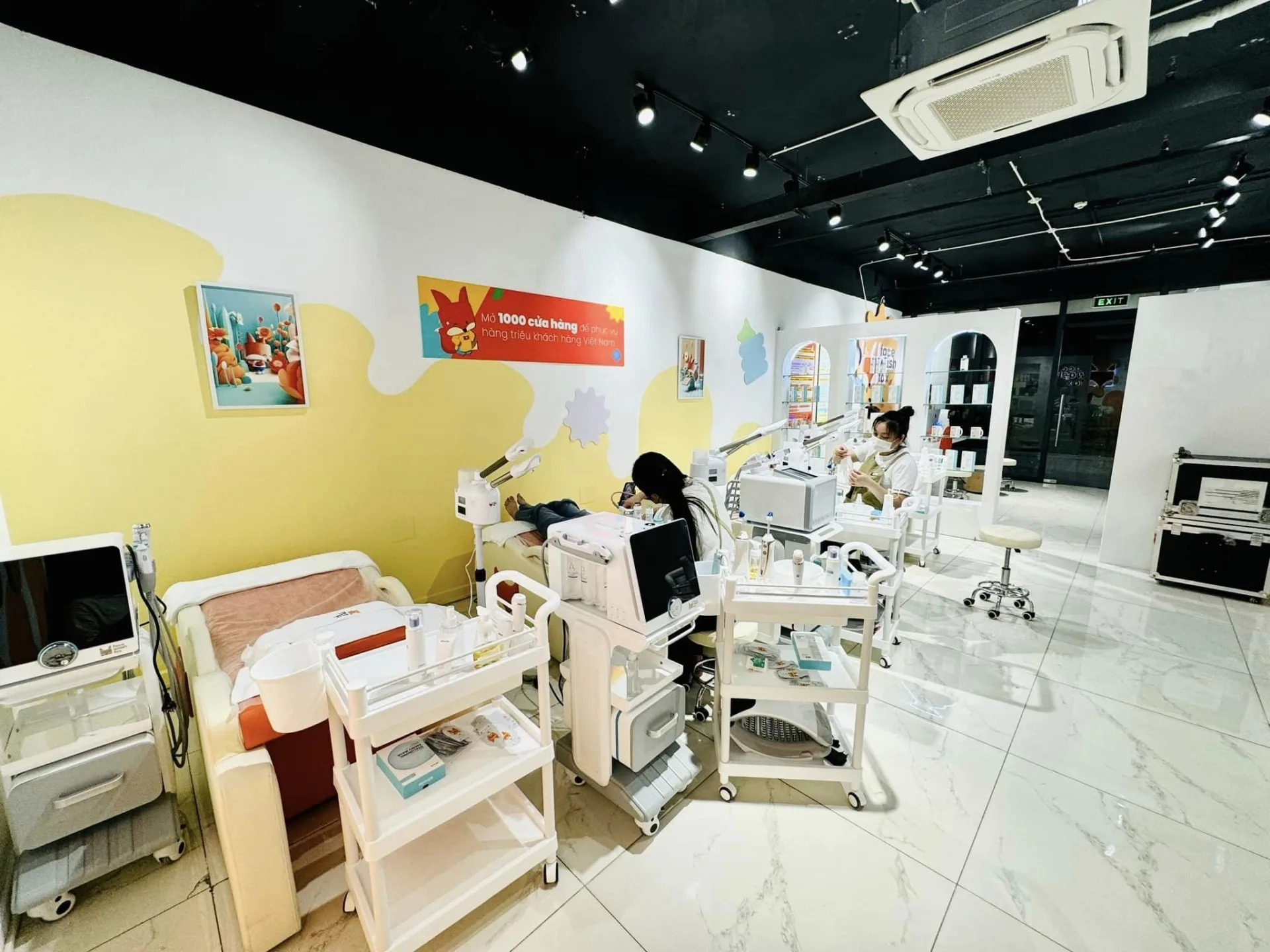 Các cửa hàng rửa mặt công nghệ thường có không gian rộng rãi, mang màu sắc trẻ trung, năng động phù hợp với mọi lứa tuổi