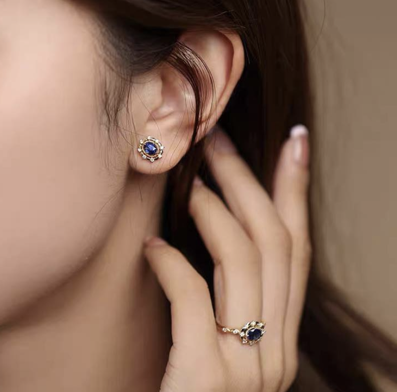 TRANG SỨC HAY TRANG PHỤC? CÁC PHỤ KIỆN ĐÁ QUÝ ĐANG "LÊN TIẾNG" THAY QUẦN ÁO