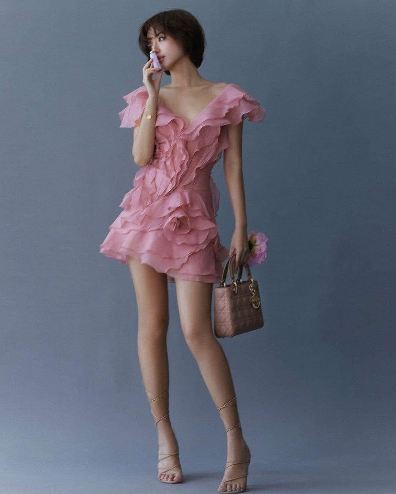 Tựa như một đoá hoa - Cô em Trendy cùng thiết kế Rosanne Mini Dress đến từ nhà mốt DATT