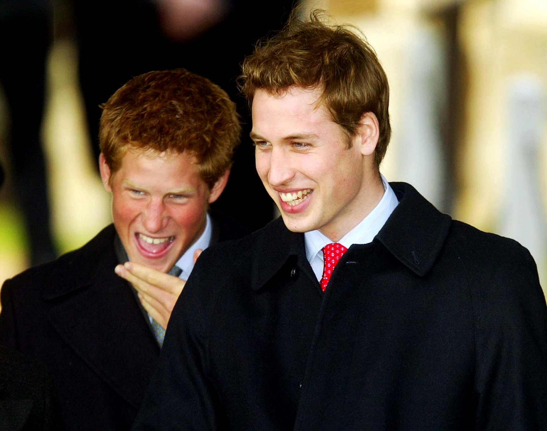 Hoàng tử William (phải) và em trai dịp Giáng sinh 2003.