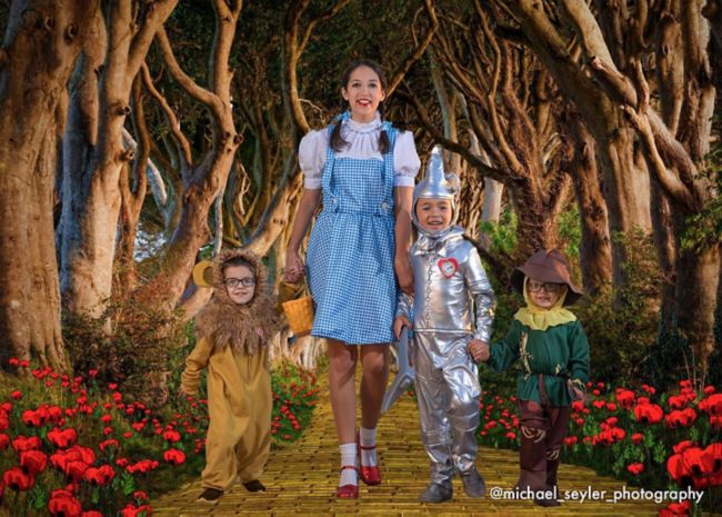 Hòa vào thế giới của Phù thủy thần kỳ của xứ Oz, mẹ có thể hóa thân thành Dorothy và dẫn theo các con của mình: Bù nhìn rơm, Thợ rừng thiếc và Sư tử nhút nhát