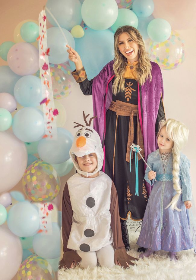 Nữ hoàng băng giá Elsa sẽ cùng em gái Anna, Sven và Kristoff giải cứu vương quốc thế nào trong mùa Halloween này đây? Có thể dẫn theo thú cưng nhà bạn vào vai Olaf - vitamin vui vẻ cho cả quãng đường nhé