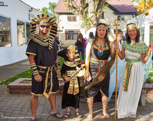 Trang phục gia đình lấy cảm hứng từ những người cai trị lâu đời của Thung lũng sông Nile. Hoàng gia Ai Cập cổ đại được biết đến với lối ăn mặc xa hoa và những tước hiệu quyền uy vương giả. Vì vậy không cần phải ngại ngùng khi khoác lên mình những bộ trang phục này. Thêm đồ trang sức, tóc giả, mũ đội đầu, quyền trượng và các phụ kiện khác để tạo nên phong cách riêng của gia đình hoàng gia Ai Cập