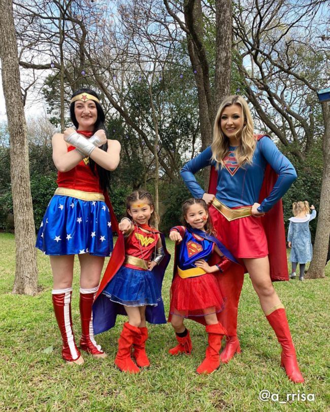 Các nữ anh hùng hợp nhất để tạo nên một trận chiến đấu hoành tráng nhất trong lịch sử. Bộ trang phục hoàn hảo cho mẹ và bé gái thể hiện sức mạnh của những người phụ nữ. Cùng chờ đón sự xuất hiện của Wonder Woman, Supergirl, Batgirl, Spidergirl và chị đại Captain Marvel nào