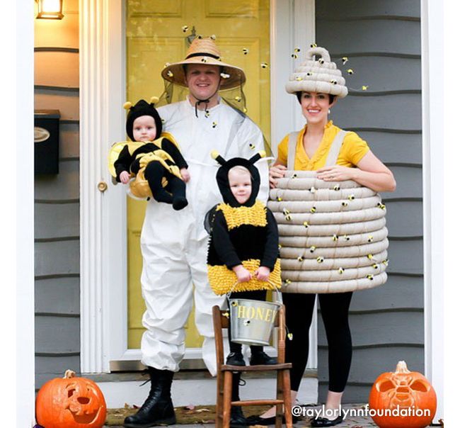 Cha mẹ mặc trang phục người nuôi ong và tổ ong, những đứa trẻ nhỏ lại chính là những chú ong nghệ sẽ là hình ảnh đáng yêu đến tan chảy. Bộ trang phục này chắc chắn sẽ khiến bọn trẻ thu được nhiều kẹo ngọt y như mật ong vậy