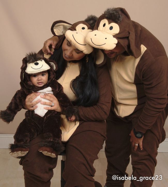 Lan tỏa sự dễ thương bằng cách biến gia đình thành những chú khỉ vui tươi. Gia đình của bạn sẽ rất đáng yêu khi cất tiếng hú, tranh nhau ăn chuối và nhảy nhót xung quanh khu phố. Thêm vào đó, trang phục khỉ rất đơn giản và có thể tận dụng làm đồ ngủ sau khi lễ hội kết thúc
