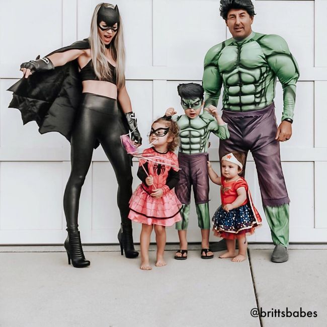 Tập hợp các siêu anh hùng từ các vũ trụ DC và Marvel lại với nhau để đối đầu hoặc đoàn kết để đánh bại siêu ác nhân khủng khiếp nhất đang đe dọa Trái đất. Sự kết hợp gồm Batwoman và Wonder Woman của DC, Hulk lớn Hulk nhỏ đến từ Marvel và bé Spider-Girl tạo ra hiệu ứng khá thú vị