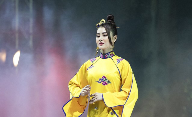 BST Vàng son Đất Việt: Rực rỡ tà áo dài nhung kết hợp hoa văn truyền thống