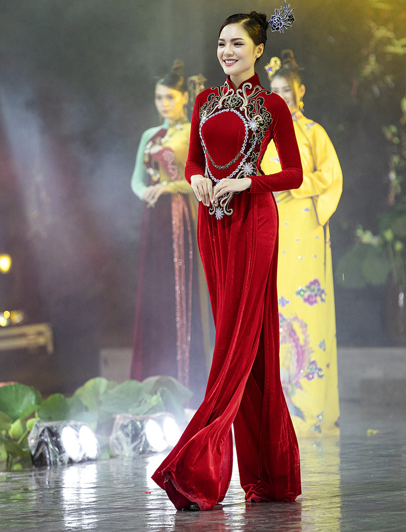Người mẫu Vân Anh trong tà áo đỏ nhung diễm lệ