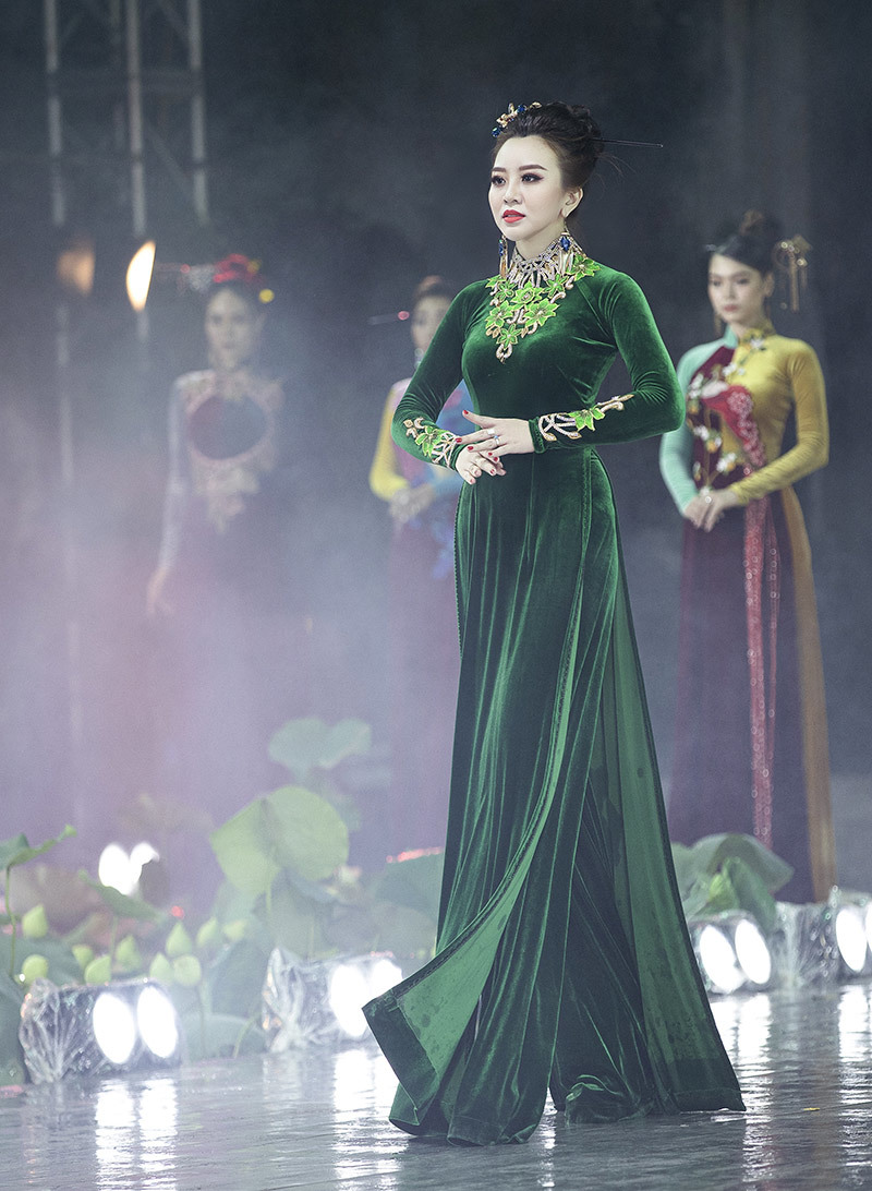 BST Vàng son Đất Việt: Rực rỡ tà áo dài nhung kết hợp hoa văn truyền thống - Ảnh 8