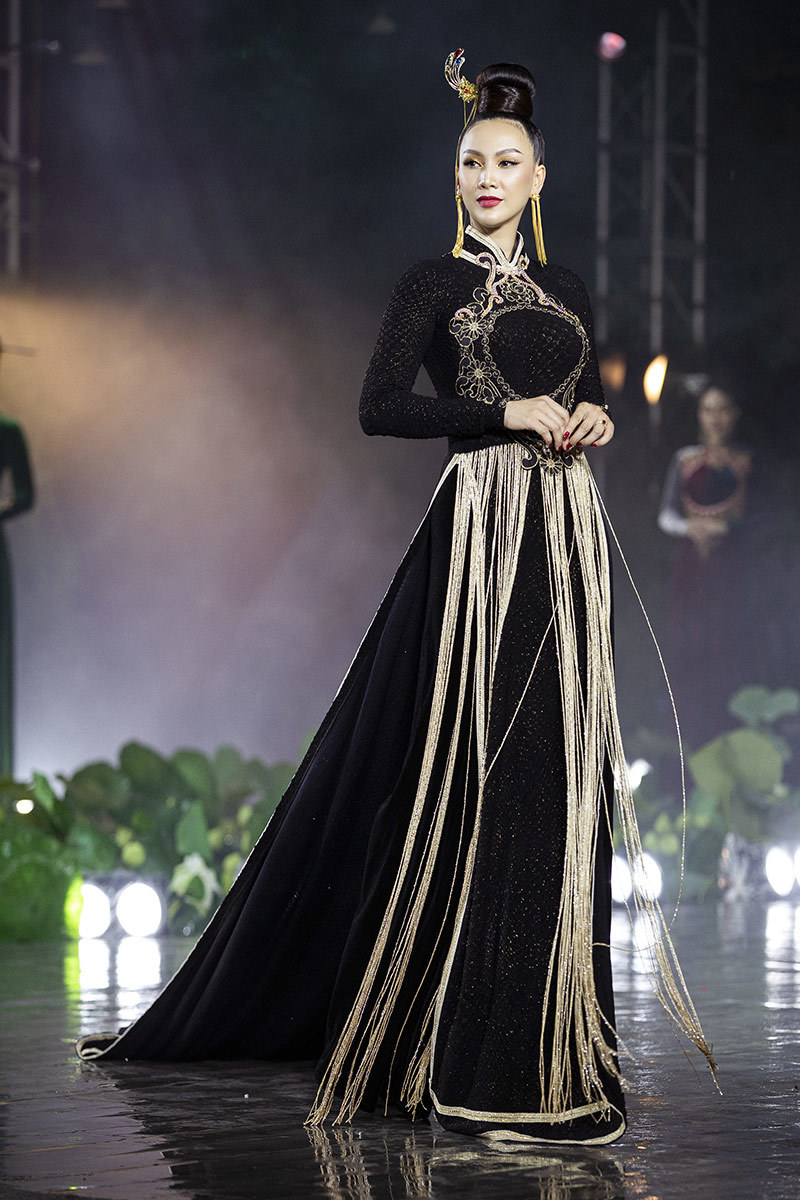 Hoa hậu Paris Vũ sang trọng, quý phái trong tà áo dài nhung đen