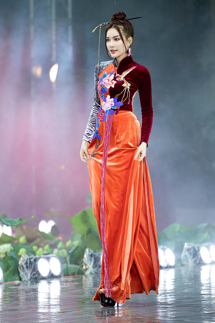 BST Vàng son Đất Việt: Rực rỡ tà áo dài nhung kết hợp hoa văn truyền thống - Ảnh 10