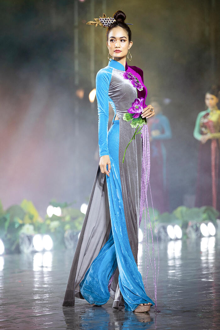 Tà áo dài với họa tiết hoa sen - quốc hoa của Việt Nam