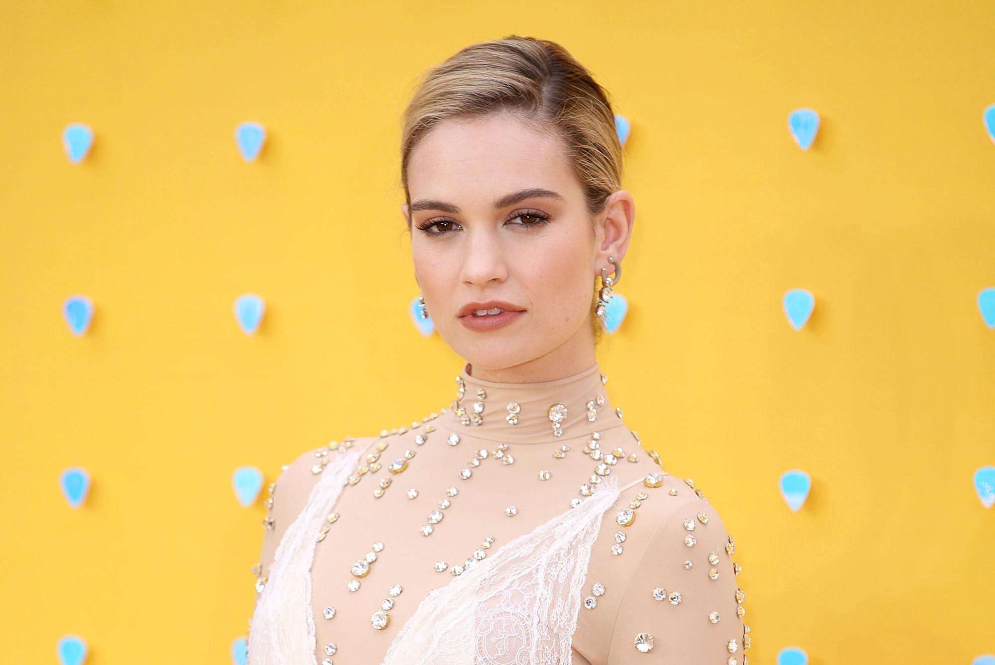 Lily James khuyên phụ nữ mở cửa trái tim và đắm mình vào những sai lầm