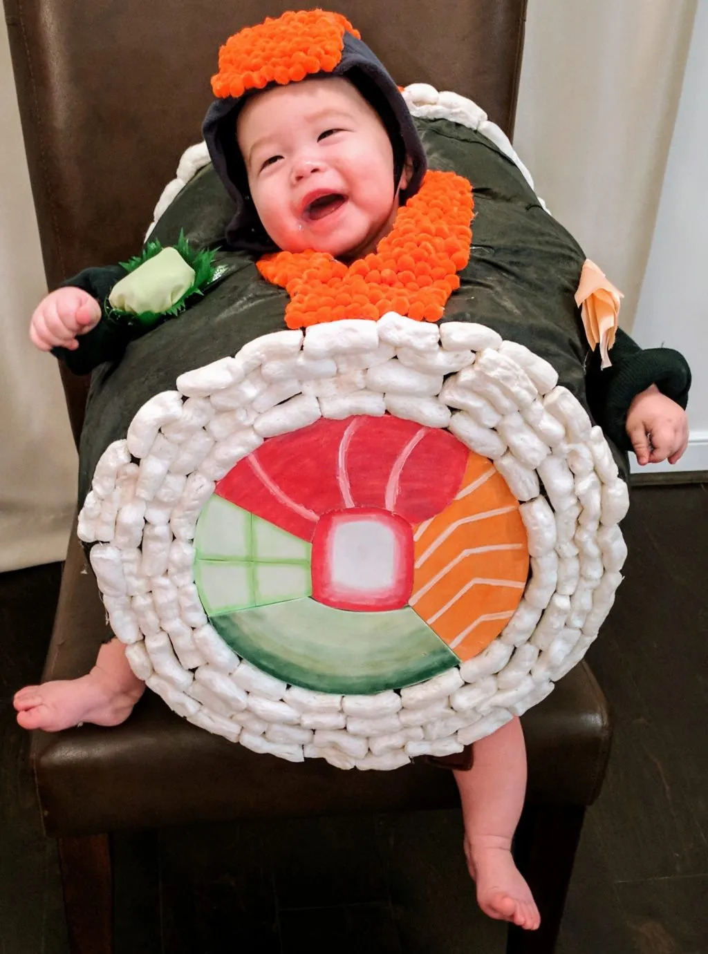 Em bé được bố mẹ cho đóng vai miếng sushi khổng lồ