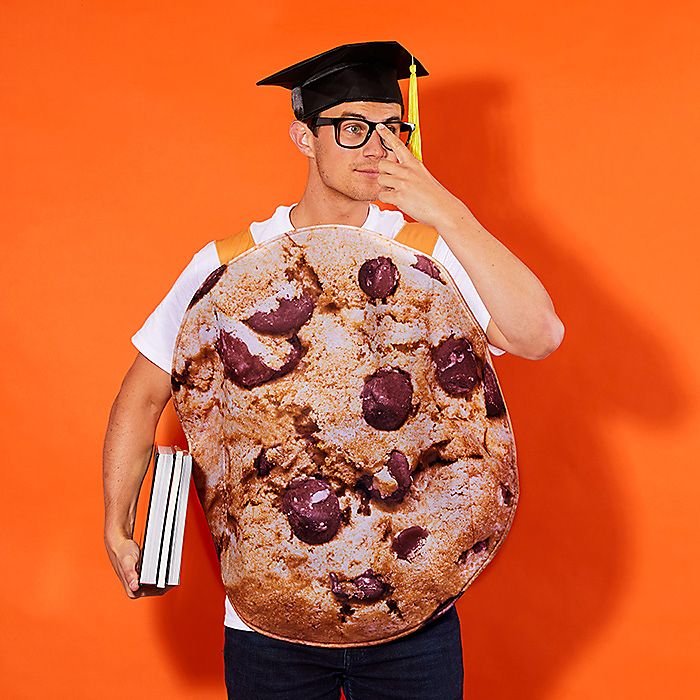 Hãy mặc bất cứ thứ gì bạn thấy thoải mái nhất. Một chiếc bánh quy khổng lồ, mũ tốt nghiệp và kính. BÙM! bạn trở thành một chiếc bánh quy thông minh ngộ nghĩnh