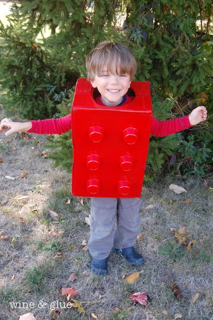 Một chiếc thùng được gắn cốc giấy rồi sơn màu cũng đủ để biến bé cưng thành miếng Lego đồ chơi yêu thích