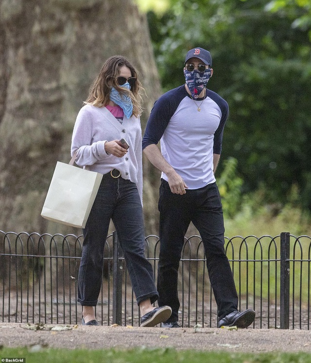 Lily và Chris Evans tại London