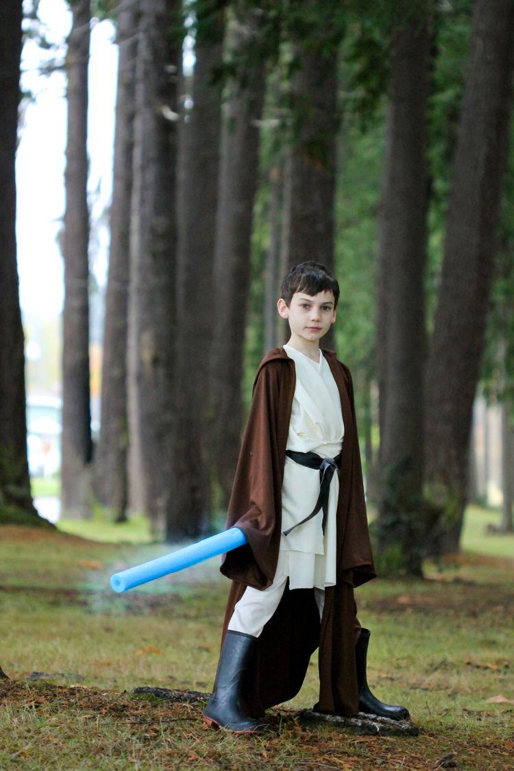 Trang phục Obi-Wan trong 'Chiến tranh giữa các vì sao'. Sức mạnh sẽ ở bên chiến binh nhỏ khi bé khoác lên mình bộ trang phục đơn giản với 2 lớp áo, một chiếc thắt lưng vải và đôi ủng. Đặc biệt, vũ khí kiếm ánh sáng có thể được tạo ra từ một vật liệu bất kì có hình trụ tròn.