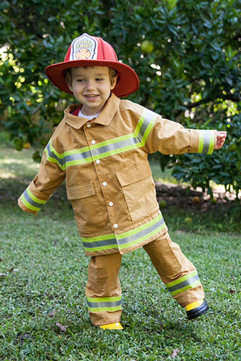Cắt may lại ngay chính bộ trang phục lính cứu hỏa cũ của người lớn cũng giúp bé có đồ diện đi xin kẹo Halloween này rồi
