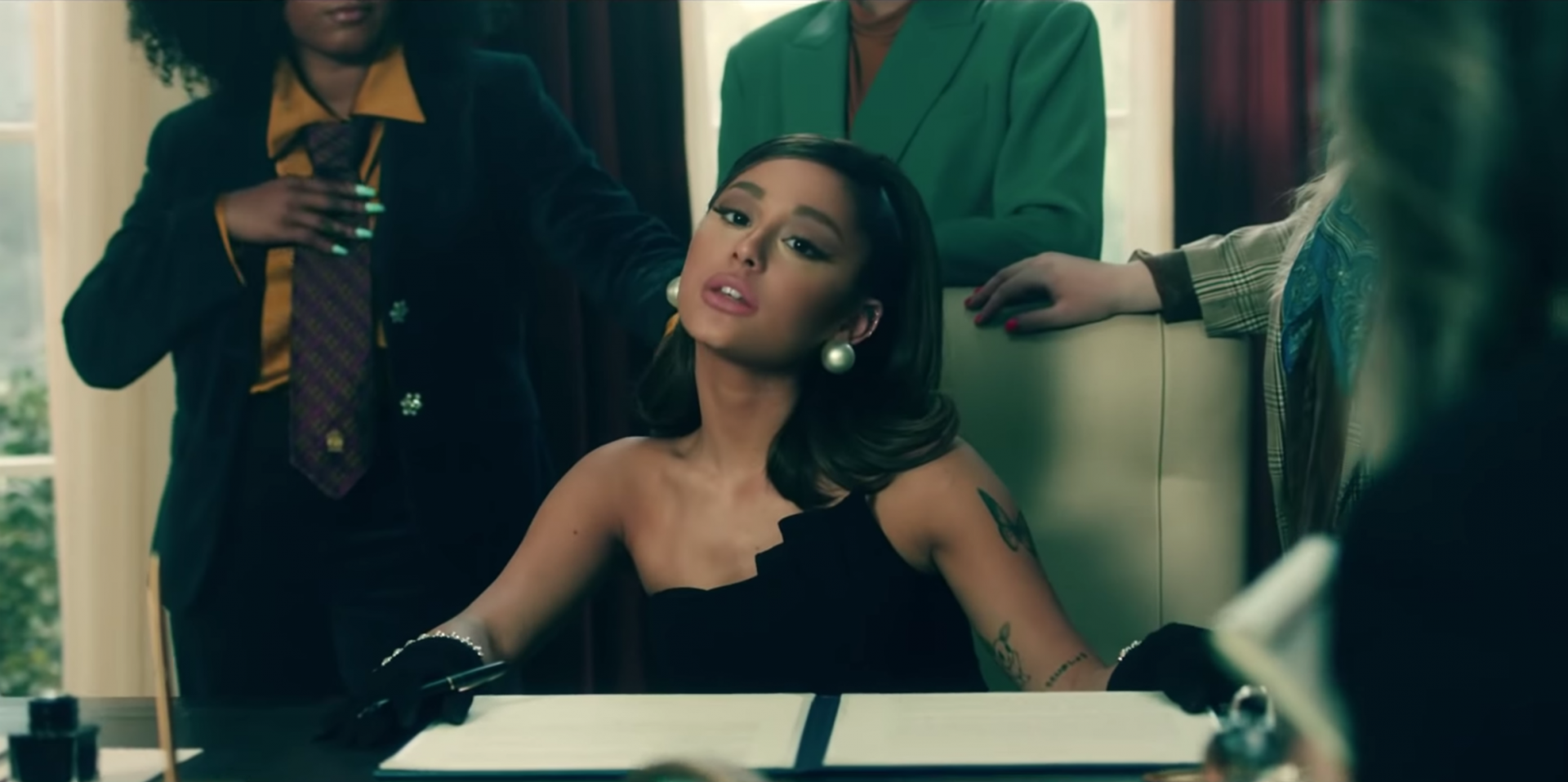 'Bóc giá' các item thời trang nghìn USD trong MV mới của Ariana Grande - Ảnh 6