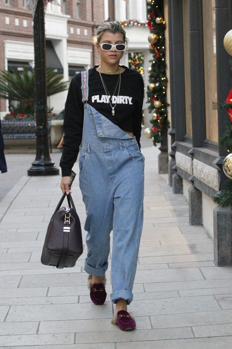 Sự kết hợp phục trang thời thượng của Sofia Richie, quần yếm jeans buông một bên và giày bệt Gucci tông mận