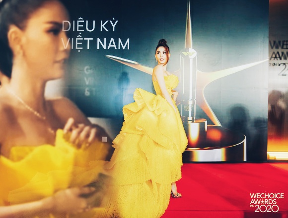 Diện trang phục nổi bật, Ngọc Trinh chỉnh váy hớ hênh gây chú ý trên thảm đỏ Wechoice 2020
