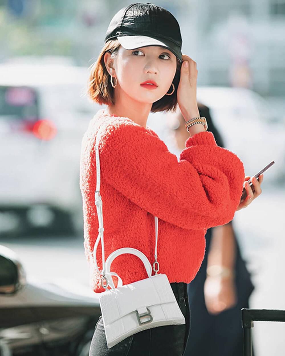 Người đẹp chọn cho mình kiểu áo sweater nổi bật với logo Chanel, kết hợp túi Balenciaga tạo nên diện mạo ấn tượng.