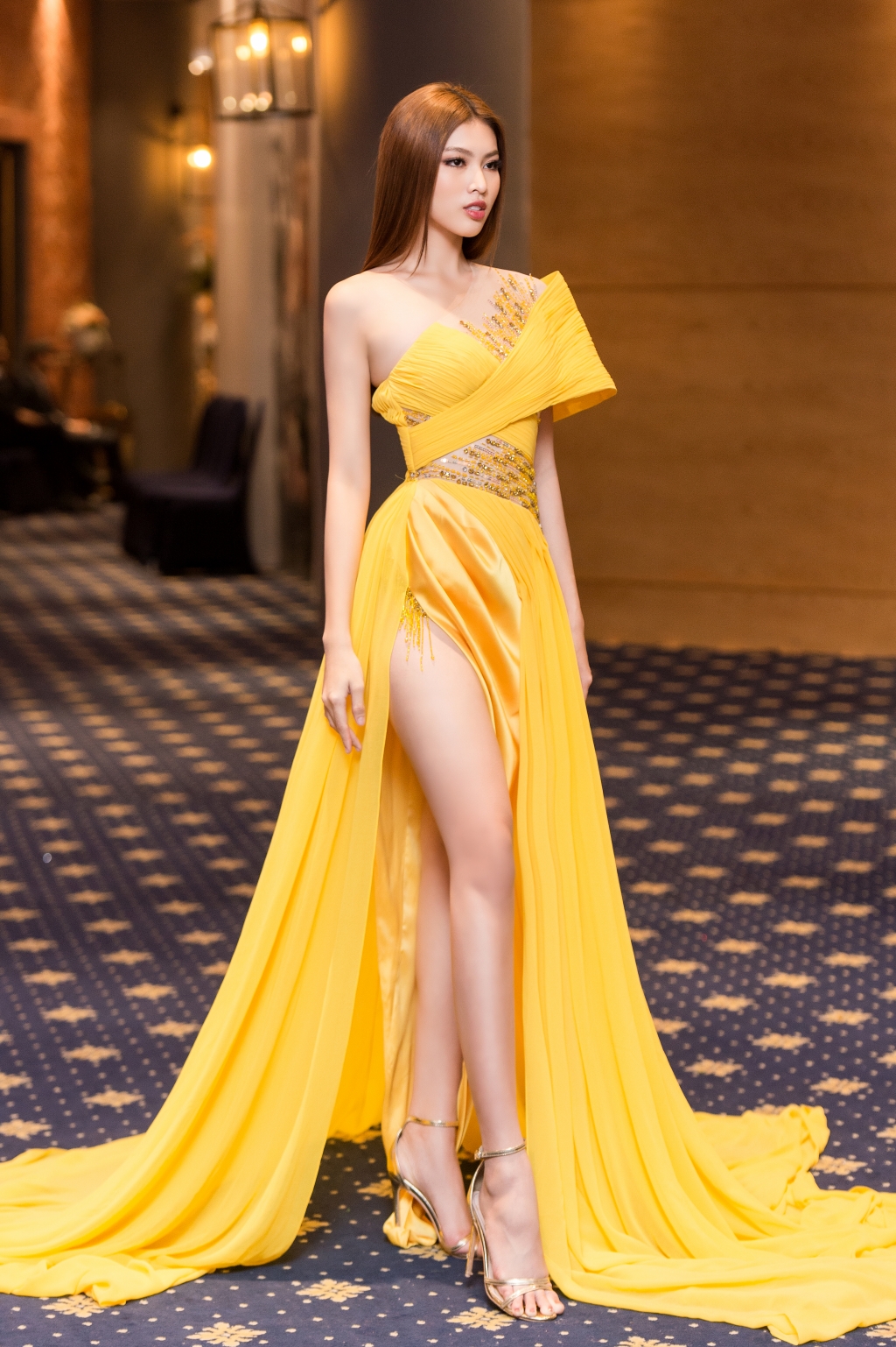 Tại một sự kiện, Ngọc Thảo lựa chọn chiếc váy nổi bật với đường xẻ tà cao khoe lợi thế đôi chân dài miên man.