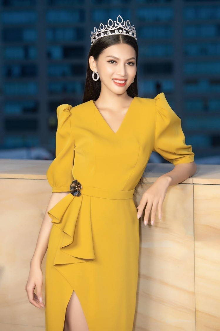 Kể từ sau khi đăng quang ngôi vị Á hậu 2 Hoa Hậu Việt Nam, nàng Á hậu đặc biệt ưa chuộng gam màu vàng sang chảnh, kiêu sa.