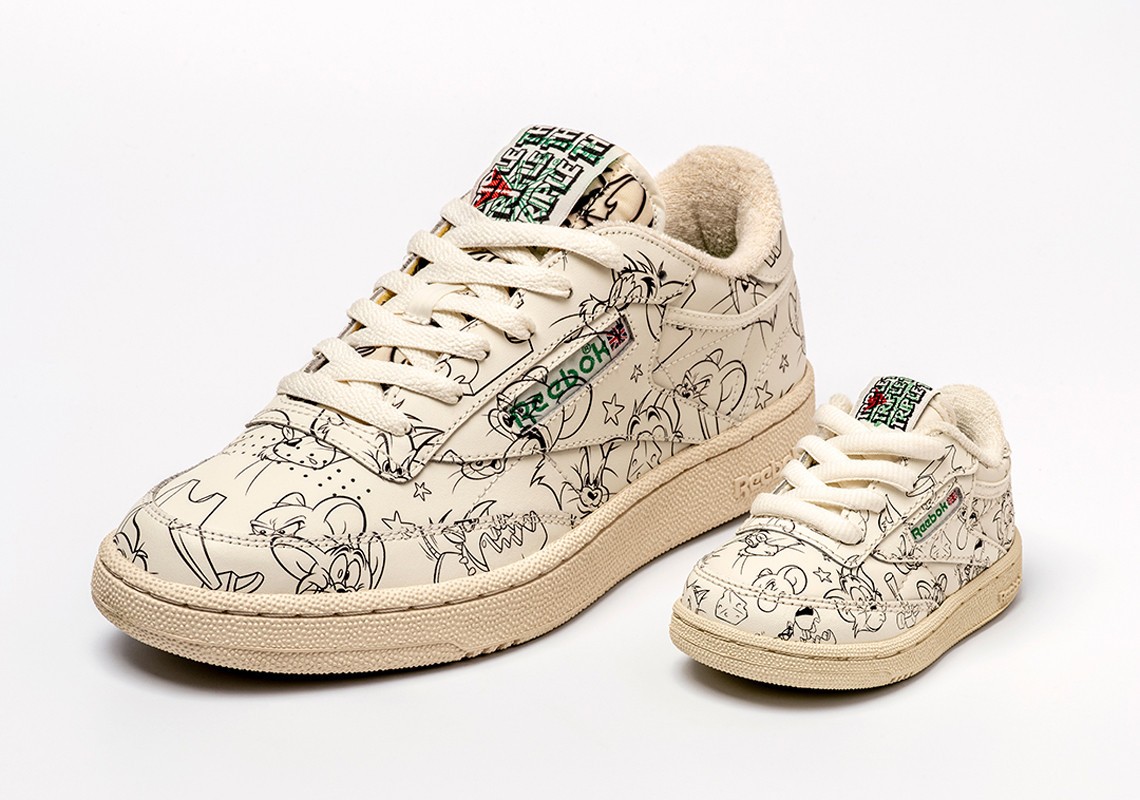 Mẫu giày Reebok Club C được thiết kế dưới dạng doodle art trên nền da trắng ngà, tái hiện lại những hình ảnh quen thuộc từ bộ phim hoạt hình Tom & Jerrry được vẽ bằng nét vẽ outline Black cùng họa tiết ngôi sao và phô mai…