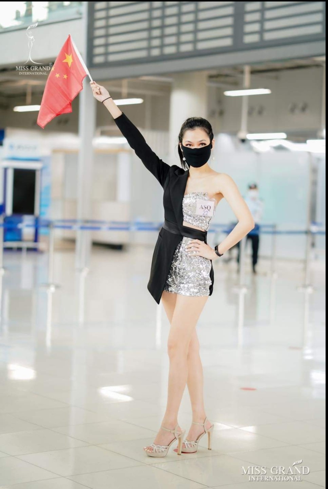 Hoa hậu Trung Quốc cũng chọn cho mình chiếc khẩu trang đen đơn giản, khiến người đối diện không khỏi liên tưởng đến hình ảnh Ninja. Cô mặc chiếc váy bất đối xứng khoe vóc dáng nuột nà.