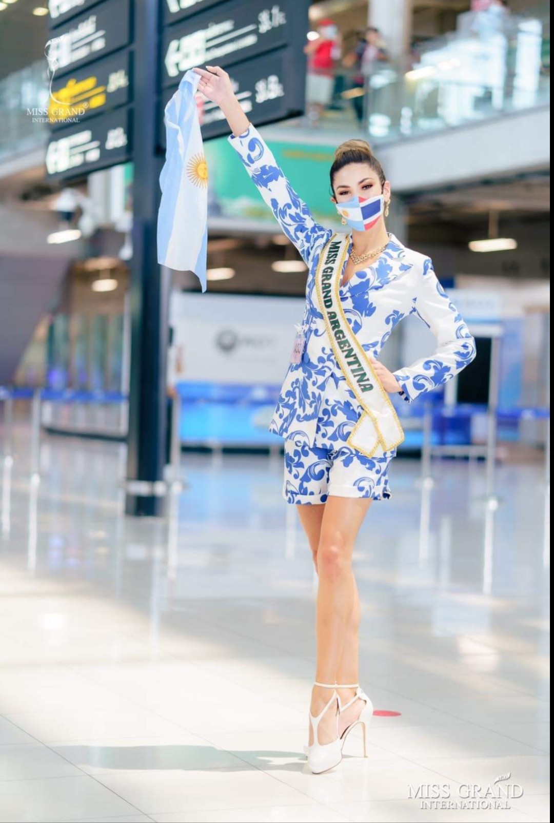 Hoa hậu Argentina cũng đeo khẩu trang có hình lá quốc kỳ, hợp tông màu với trang phục.