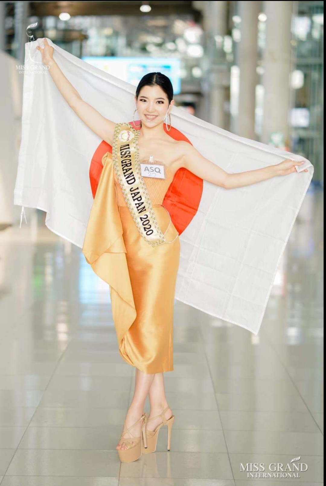 Hoa hậu Nhật Bản chọn chiếc khẩu trang trong suốt khoe trọn nhan sắc xinh đẹp dịu dàng và tươi tắn.