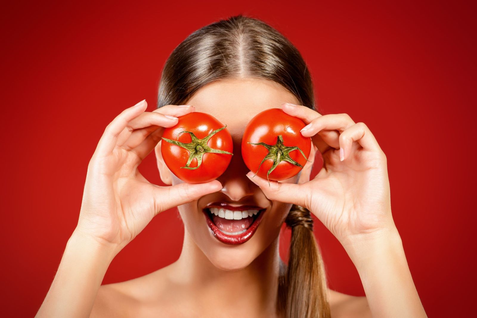 Bên cạnh đó cà chua còn có hàm lượng tinh chất chống oxy hoá cao có tác dụng chống lão hoá duy trì tuổi thanh xuân và tăng sức đề kháng cho da cũng như cơ thể.