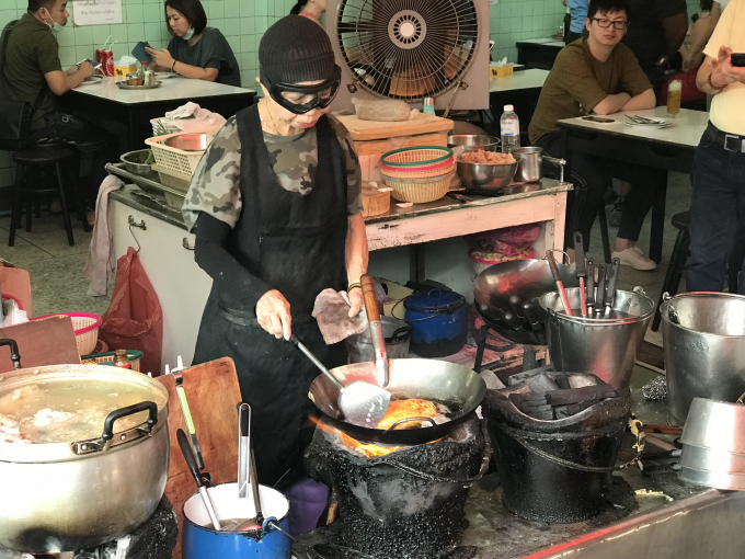 Quán ăn đường phố đạt sao Michelin tại Thái Lan của người đầu bếp 70 tuổi Jai Fay.