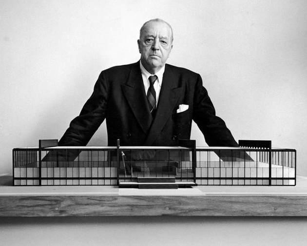 Kiến trúc sư Ludwig Mies van der Rohe (1886 – 1969), người đặt nền móng cho phong cách kiến trúc tối giản.