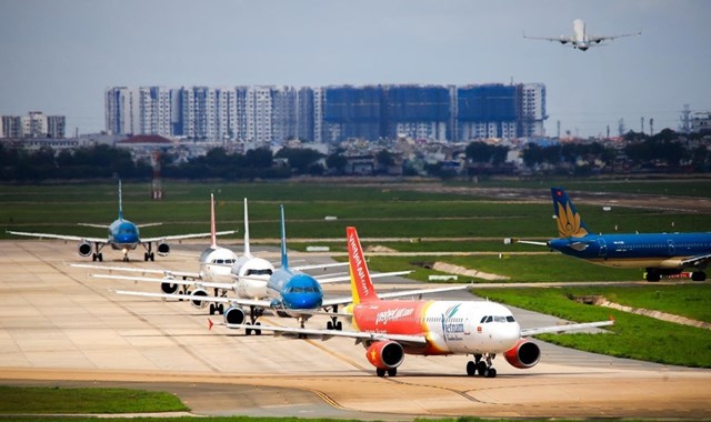 Đường bay thương mại được mở để đón 5.000 người vào Việt Nam mỗi tuần.