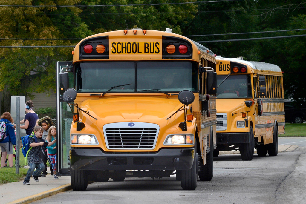 Tại Mỹ, chiếc xe buýt màu vàng đưa đón học sinh tới trường nằm trong danh sách phương tiện được ưu tiên.