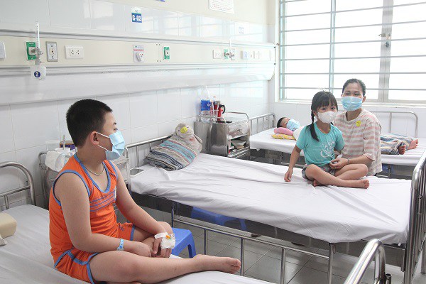 Các trẻ mắc sốt xuất huyết điều trị tại bệnh viện.